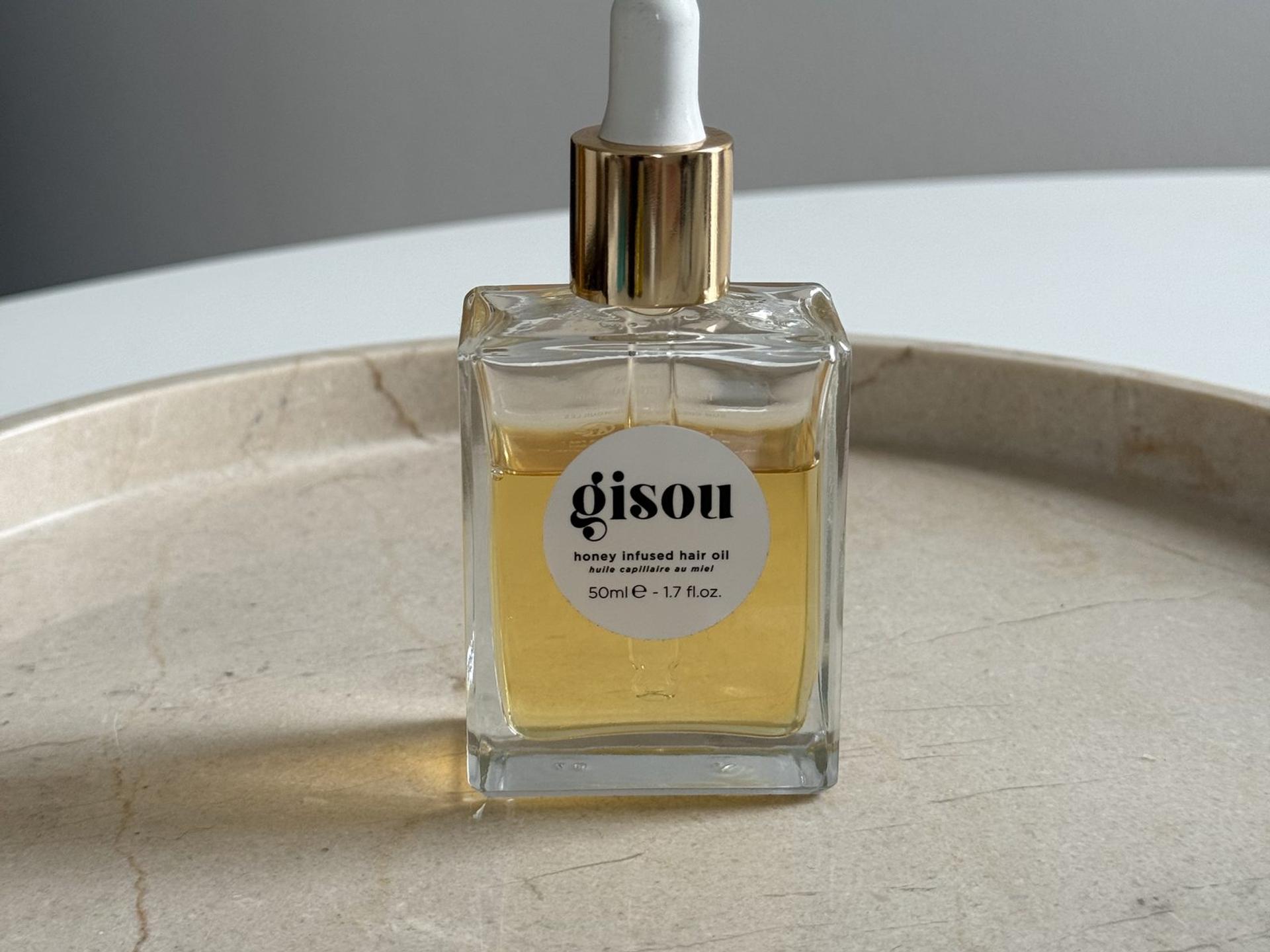 Gisou Honey Infused Hair Oil, Detailaufnahme von Flakon und goldener Pipette