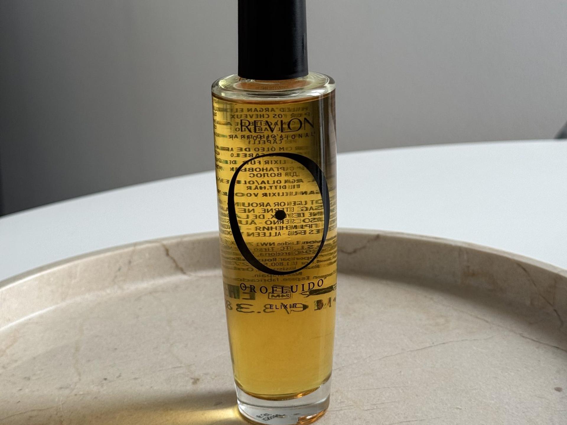 Testsieger Revlon Professional Orofluido Elixir im HaarLuxus-Praxistest auf einer Marmorablage