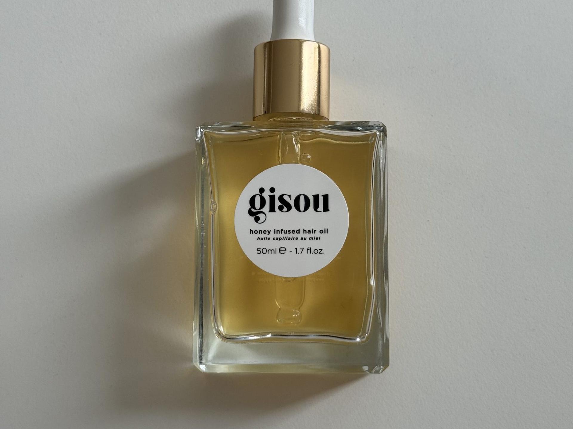Gisou Honey Infused Hair Oil im HaarLuxus-Praxistest, 50-ml-Glasflakon mit goldener Pipette von oben fotografiert