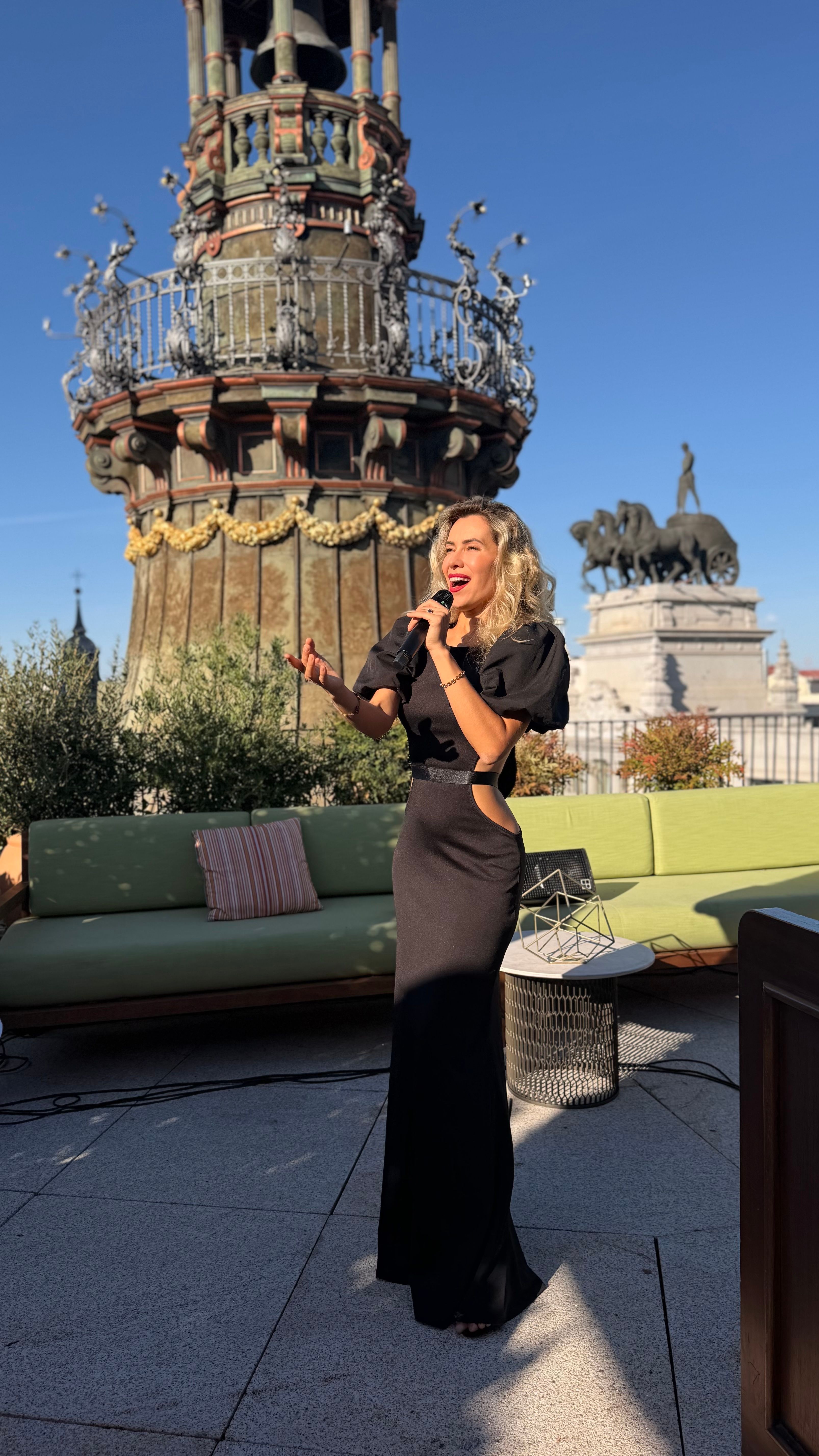 Marina Caró singing on a Barcelona rooftop