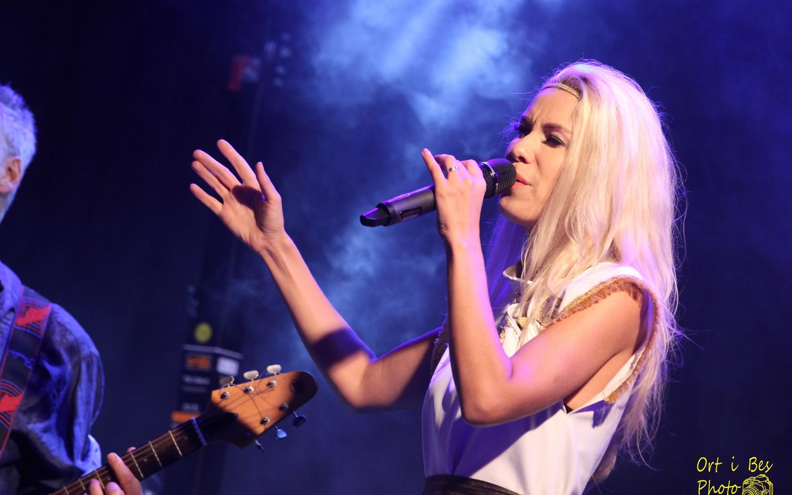 Marina Caró singing live with a guitarist