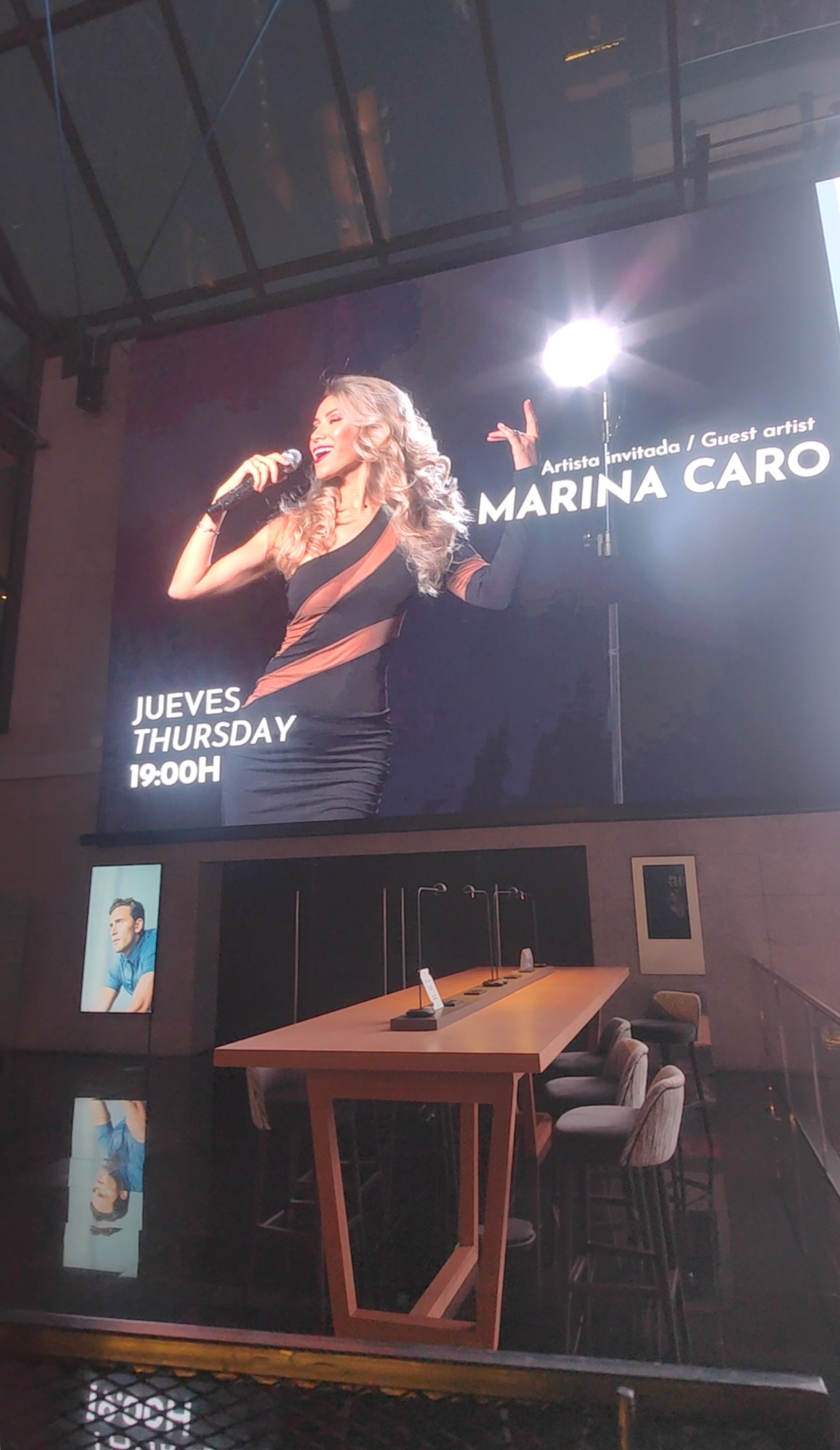 Digital screen announcing a Marina Caró performance on Thursday at 19:00
