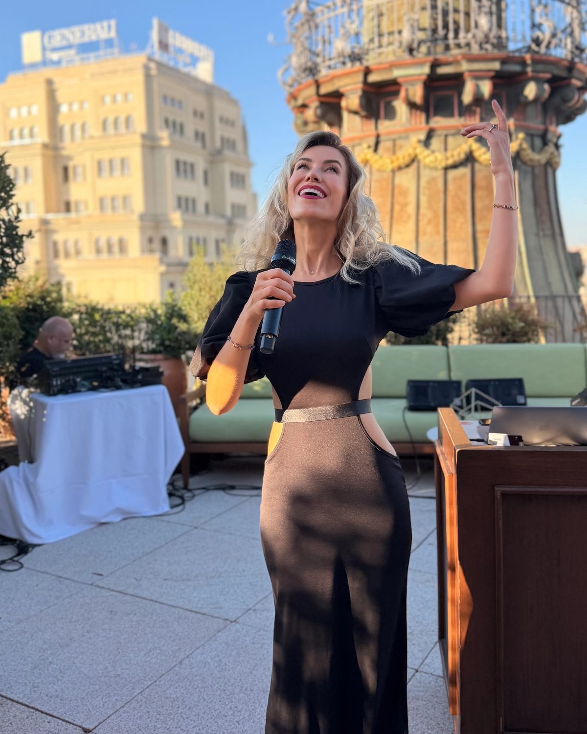Marina Caró singing on a Barcelona rooftop