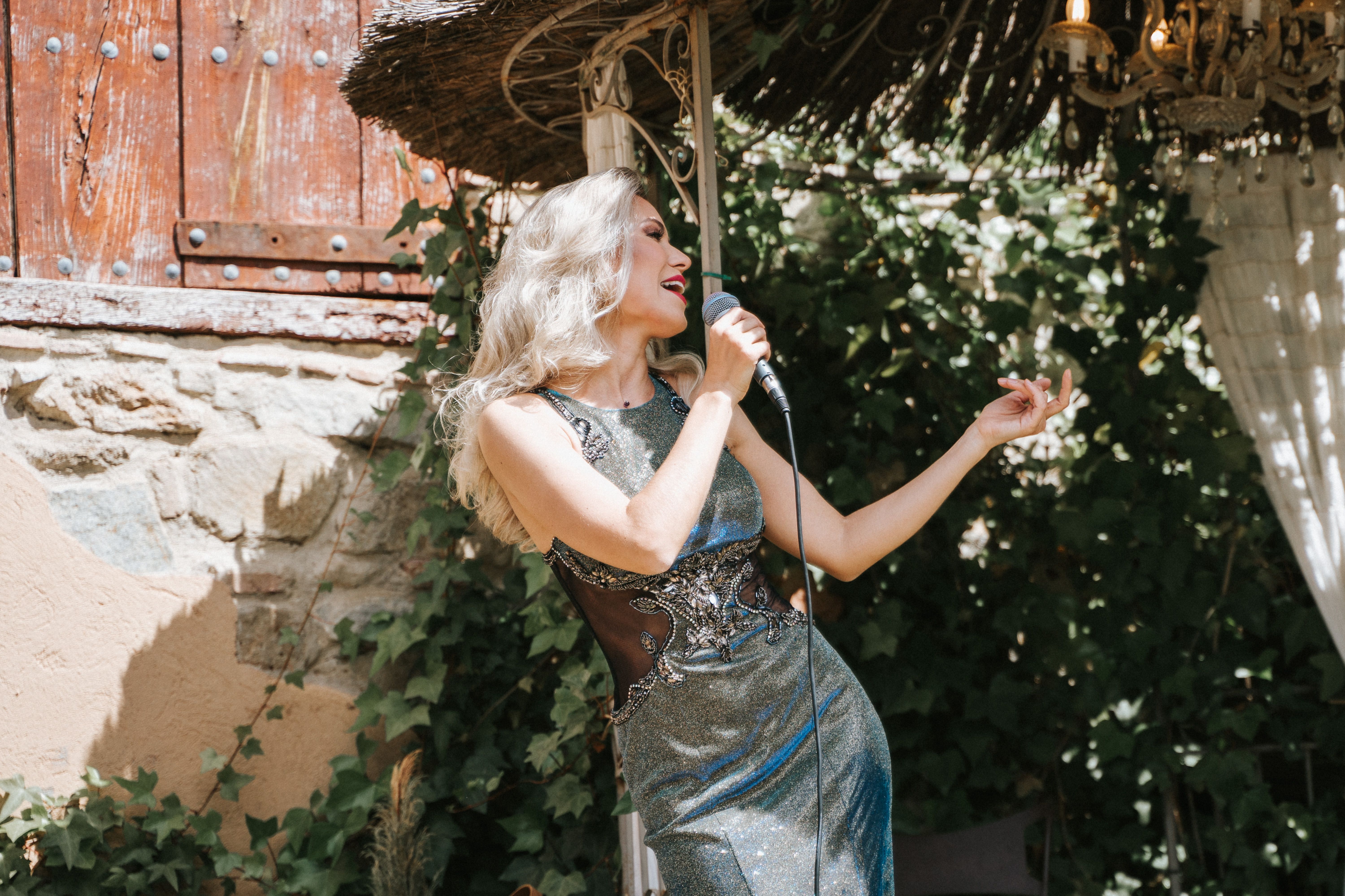 Marina Caró singing at an outdoor wedding