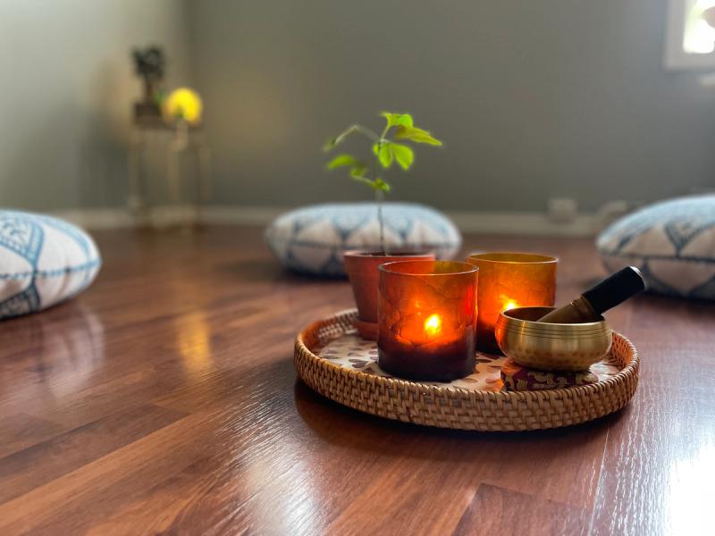 Yogaputer rundt levende lys