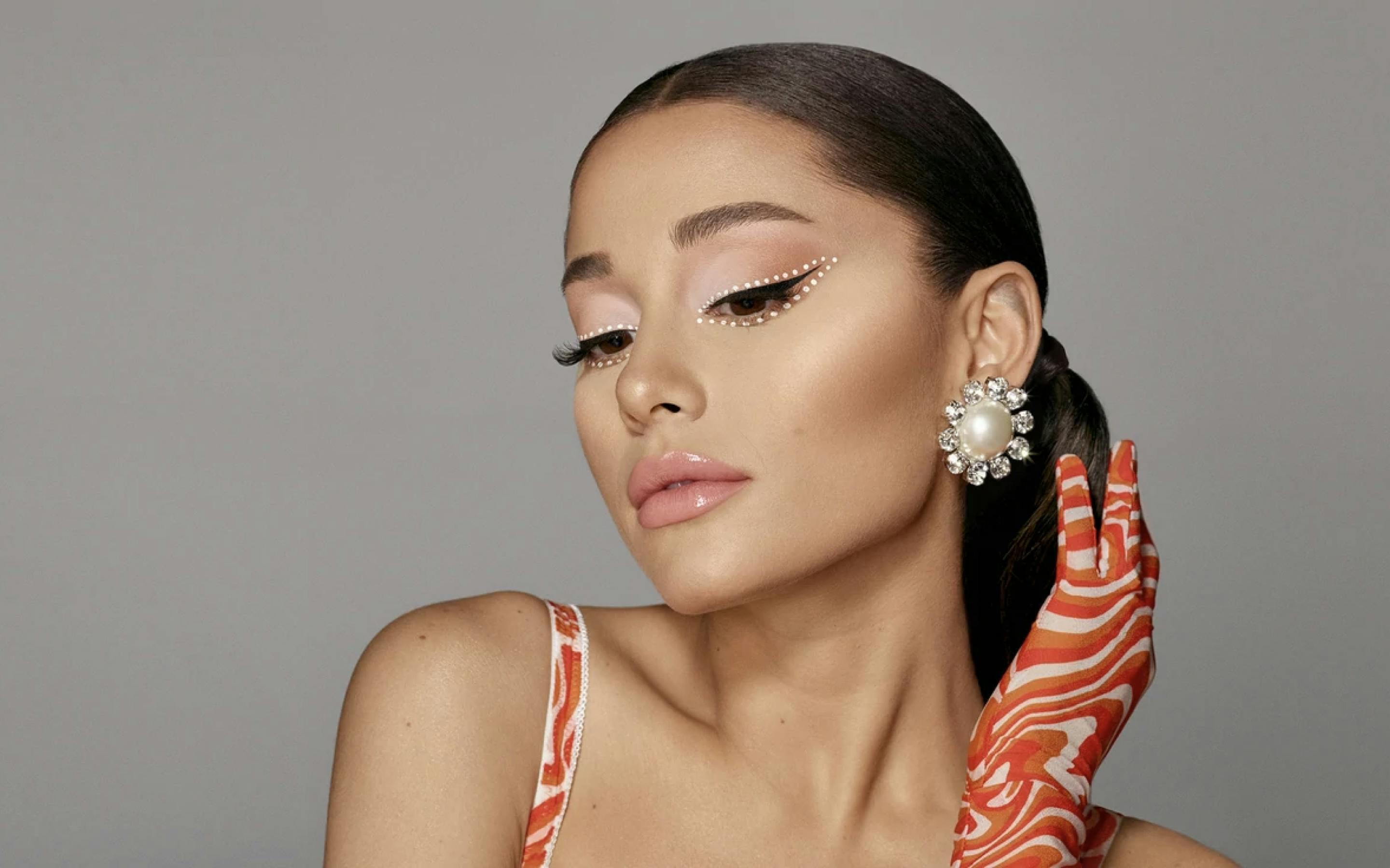Ariana Grande wearing r.e.m. beauty products