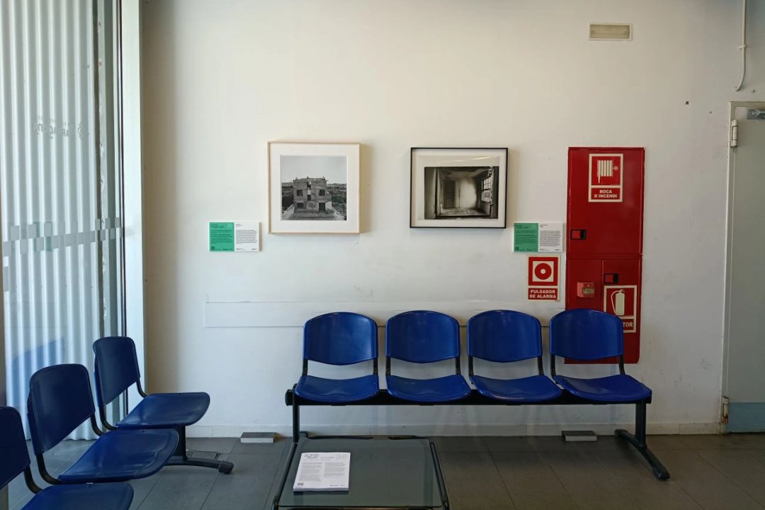 Vista de la obra Sant Just Desvern, de Ana Muller, en la Comisaría de la Guardia Urbana de Tarragona