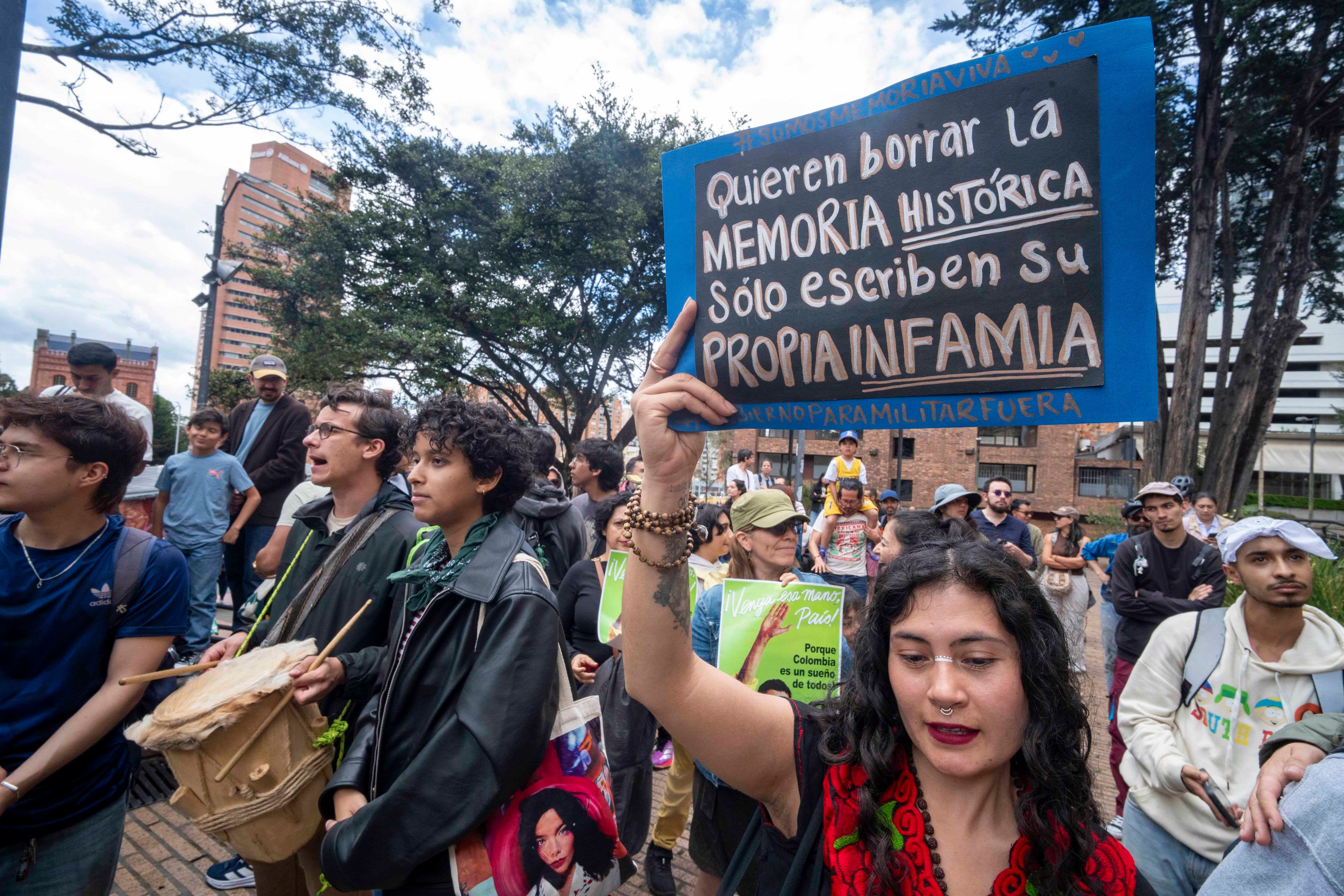 Protestas a las afueras del Museo Nacional en Bogotá el 17 de octubre rechazando la censura a propósito del desmontaje autoritario de obras por parte del gobierno de Espriella. (c) Erick Morales (1)
