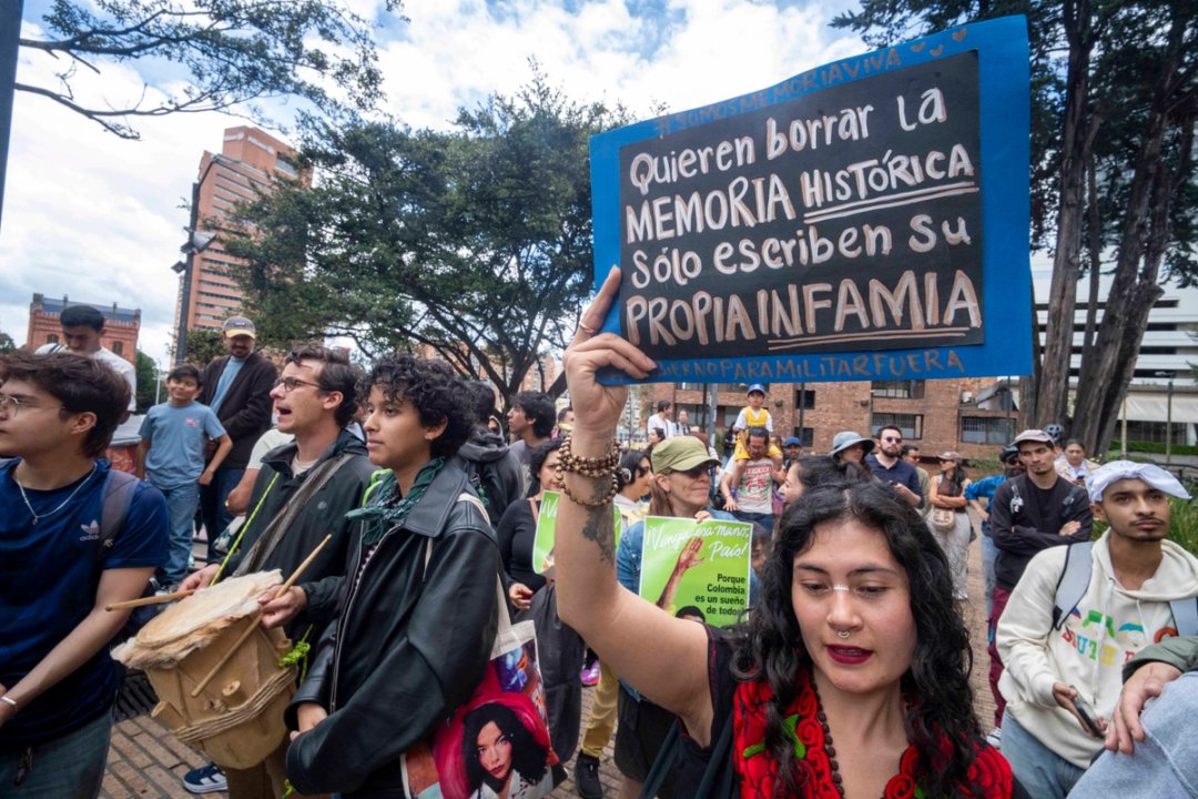 Protestas a las afueras del Museo Nacional en Bogotá el 17 de octubre rechazando la censura a propósito del desmontaje autoritario de obras por parte del gobierno de Espriella. (c) Erick Morales (1)