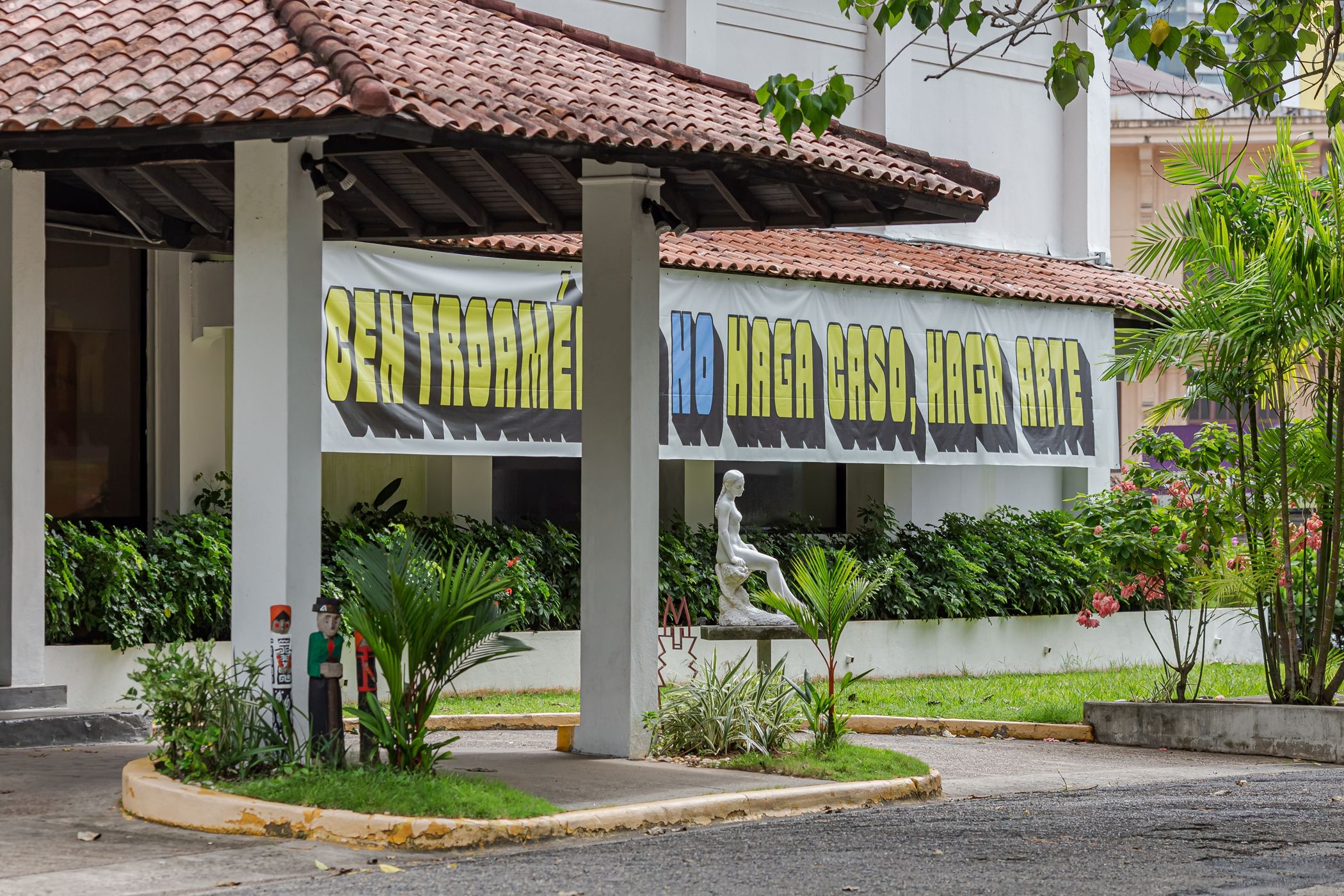 Abrir las ventanas y dejar que la lluvia entre en el MAC Panamá