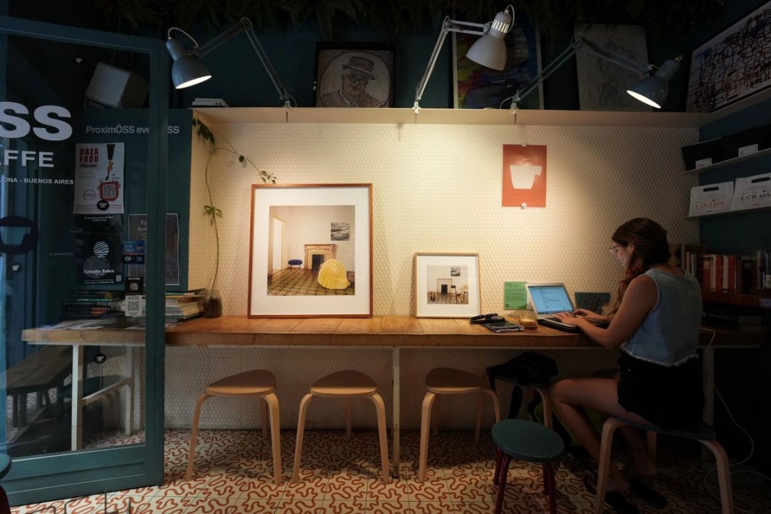 !!! Vista de las obras Paisaje interior con marina. Aranjue y Paisaje interior con marina. Caracol, de Mabel Palacín y Mirko Mejetta, en Öss Kaffe. Foto Miquel Coll