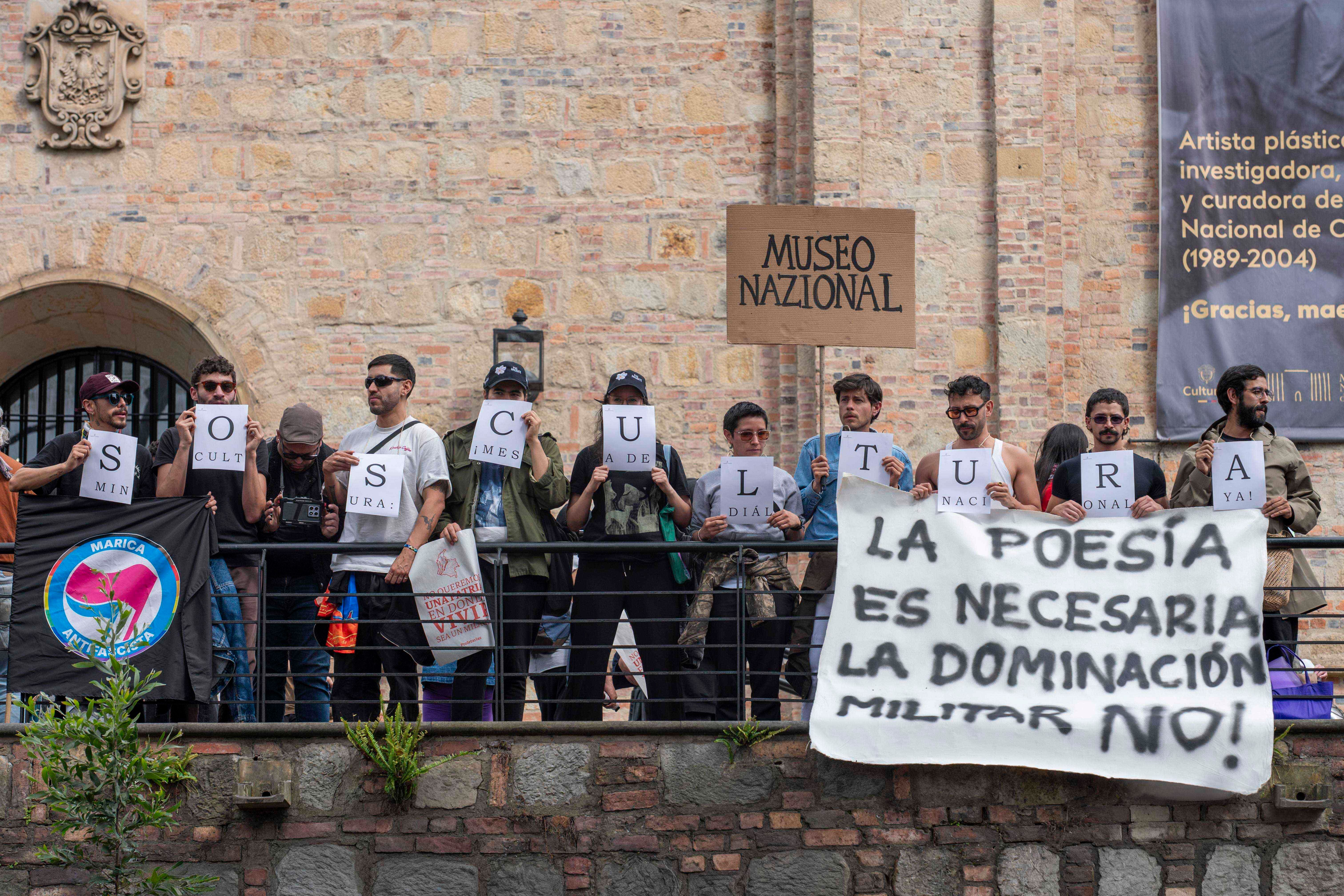 Protestas a las afueras del Museo Nacional en Bogotá el 17 de octubre rechazando la censura a propósito del desmontaje autoritario de obras por parte del gobierno de Espriella. (c) Erick Morales_2