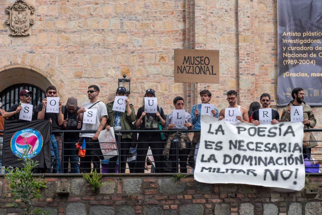 Protestas a las afueras del Museo Nacional en Bogotá el 17 de octubre rechazando la censura a propósito del desmontaje autoritario de obras por parte del gobierno de Espriella. (c) Erick Morales_2