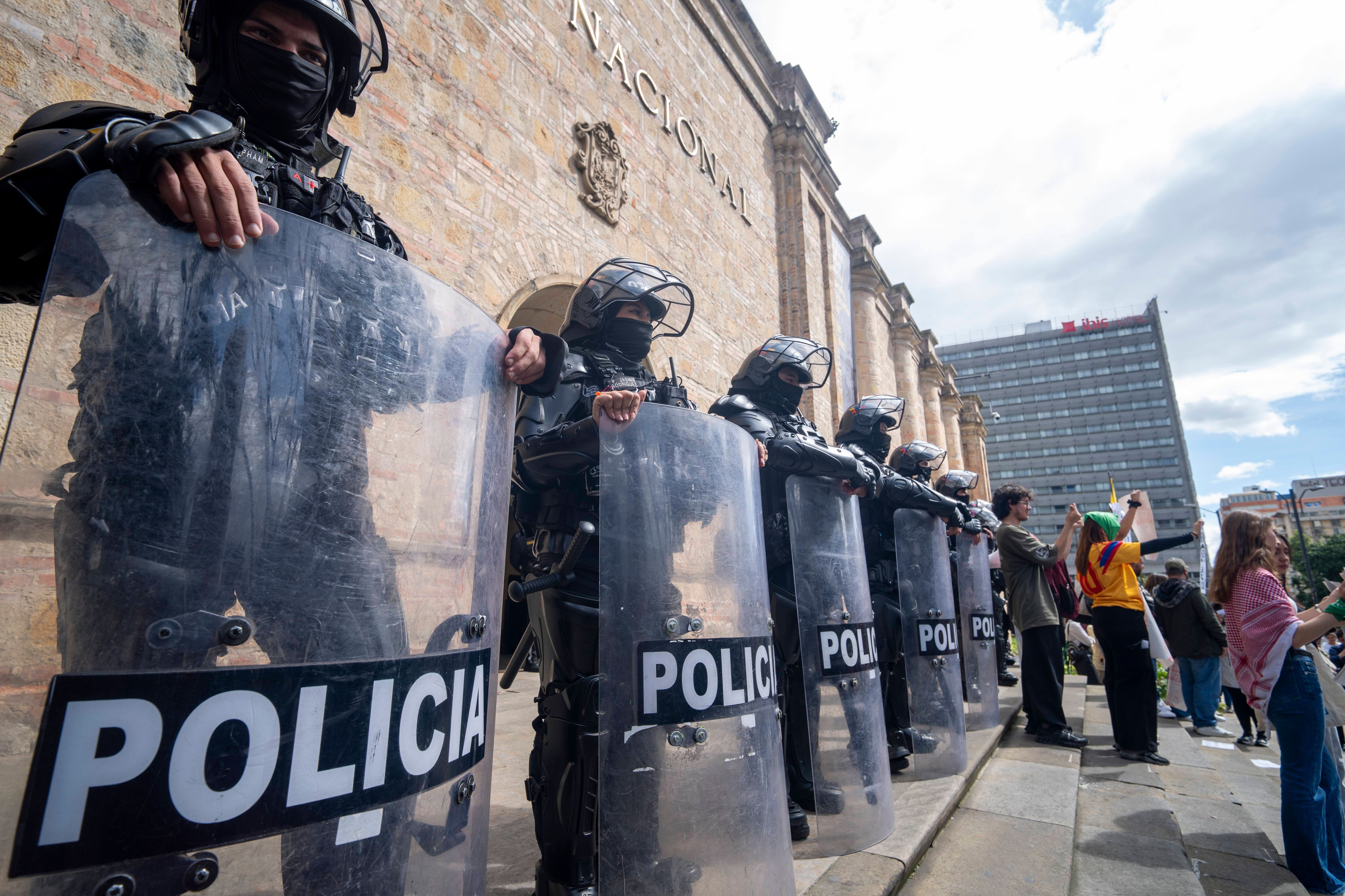 Protestas a las afueras del Museo Nacional en Bogotá el 17 de octubre rechazando la censura a propósito del desmontaje autoritario de obras por parte del gobierno de Espriella.