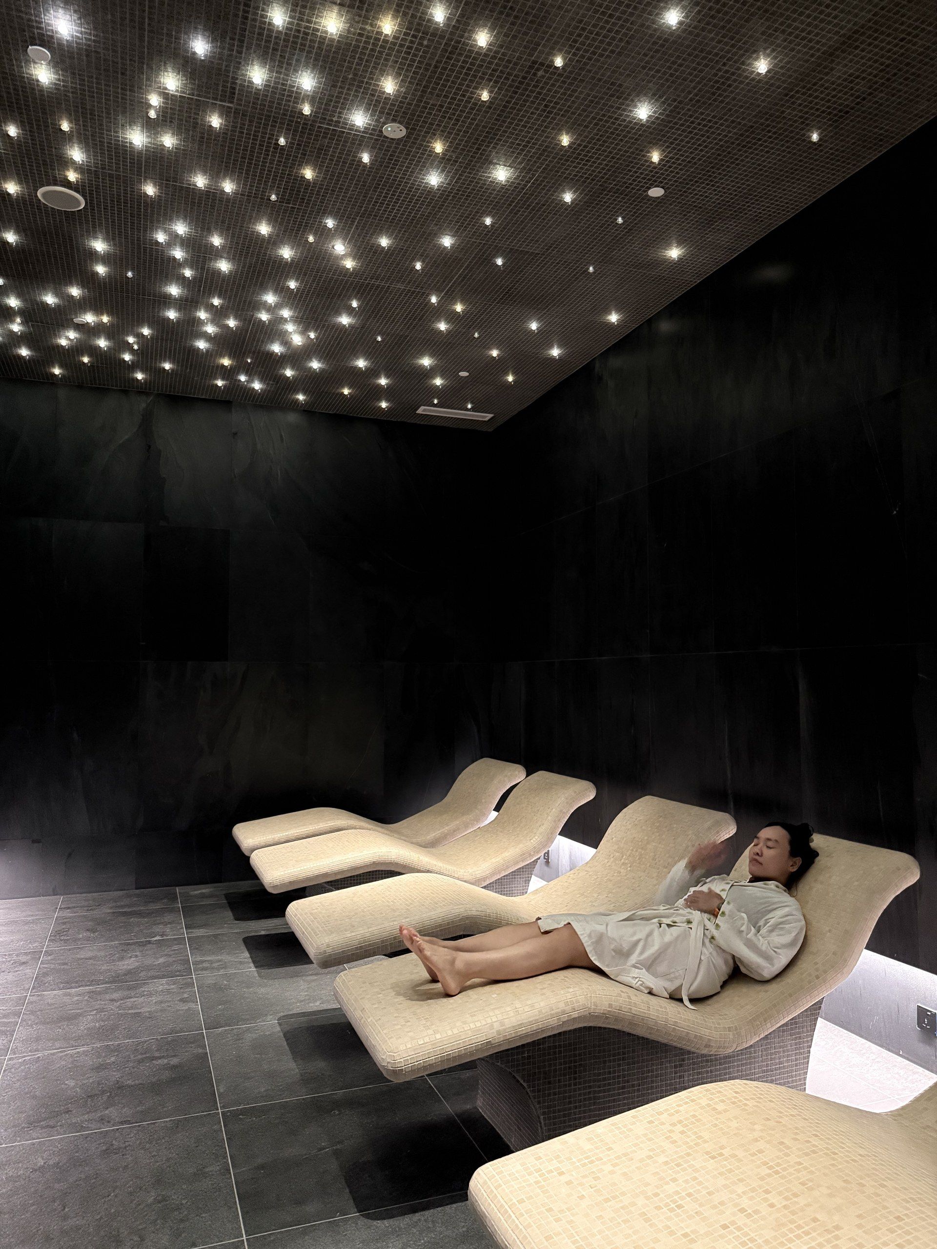 The relaxation area under a starry ceiling