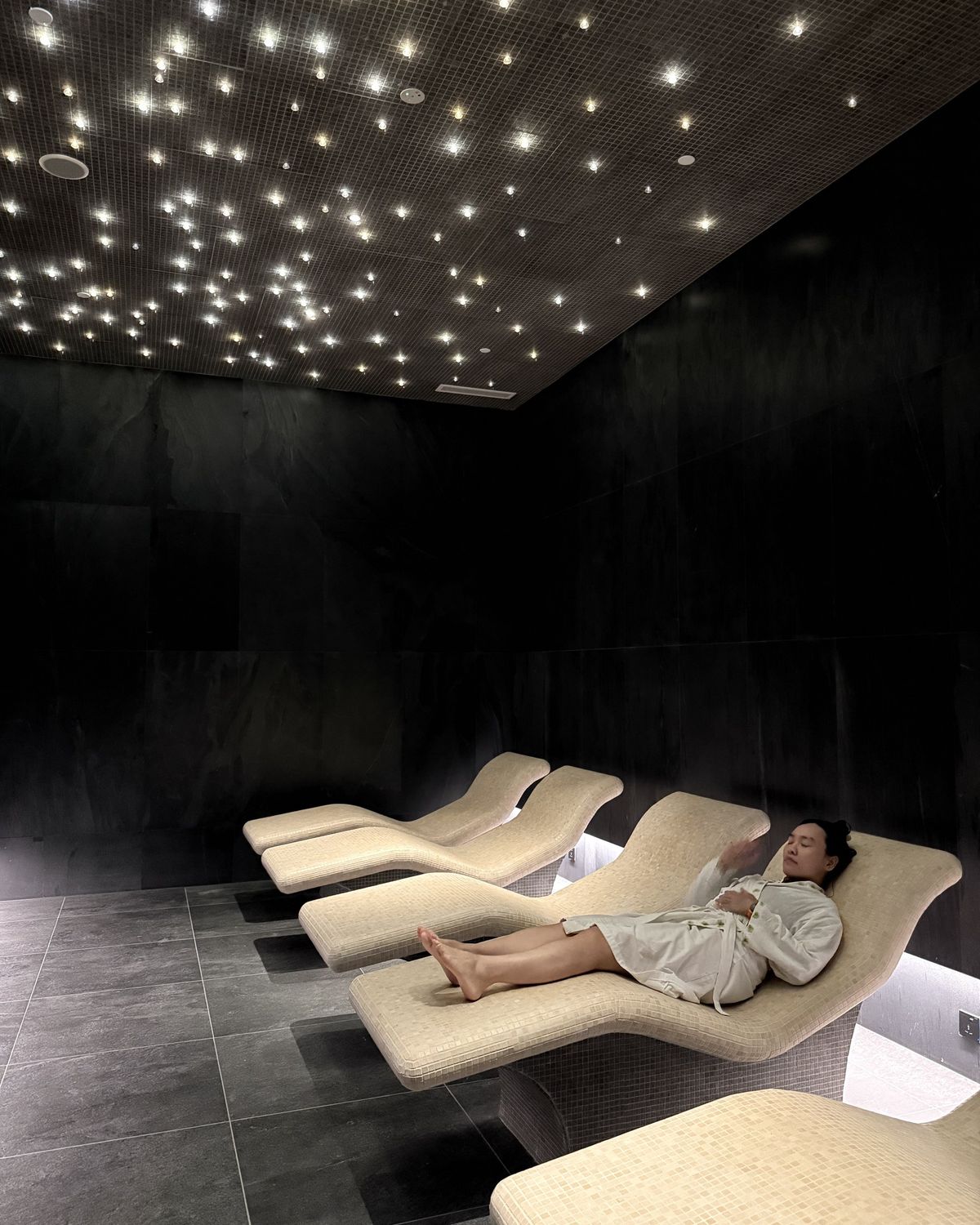 The relaxation area under a starry ceiling