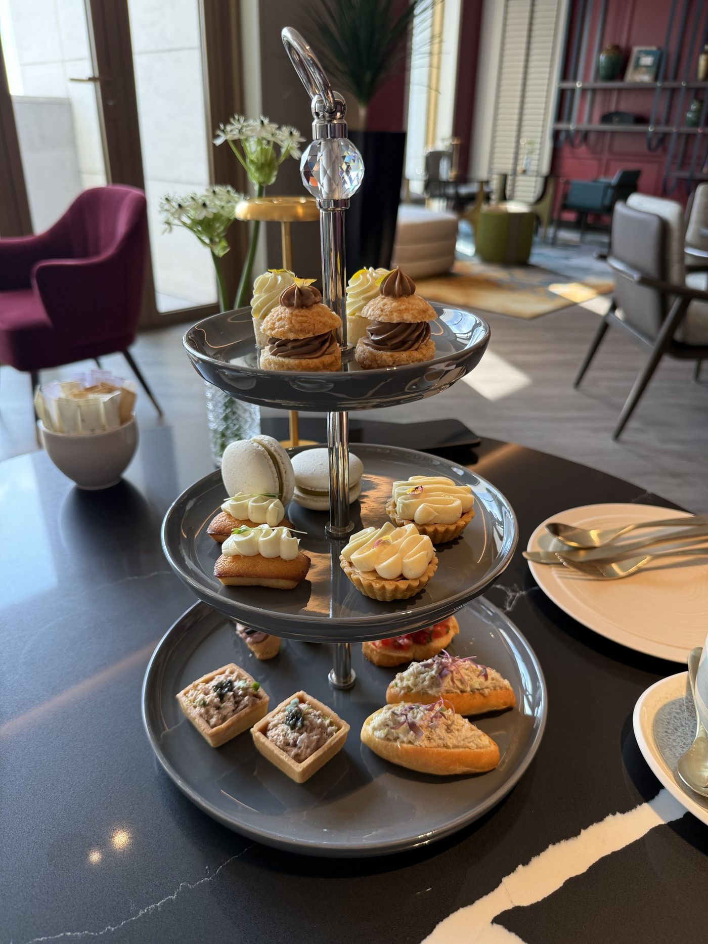 Tháp trà chiều với bánh ngọt tại Gold Lounge