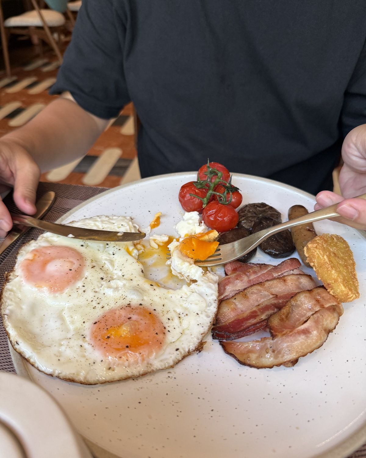 A hot breakfast plate at Bacco
