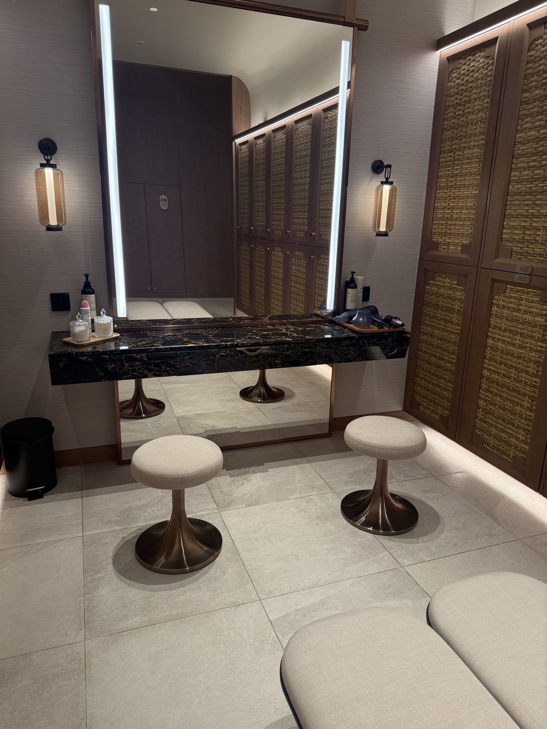 The relaxation lounge overlooking the city