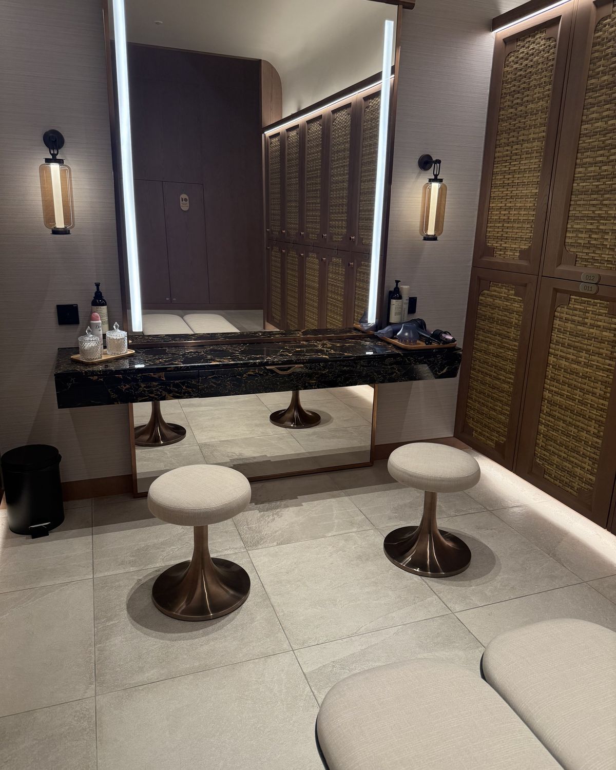 The relaxation lounge overlooking the city