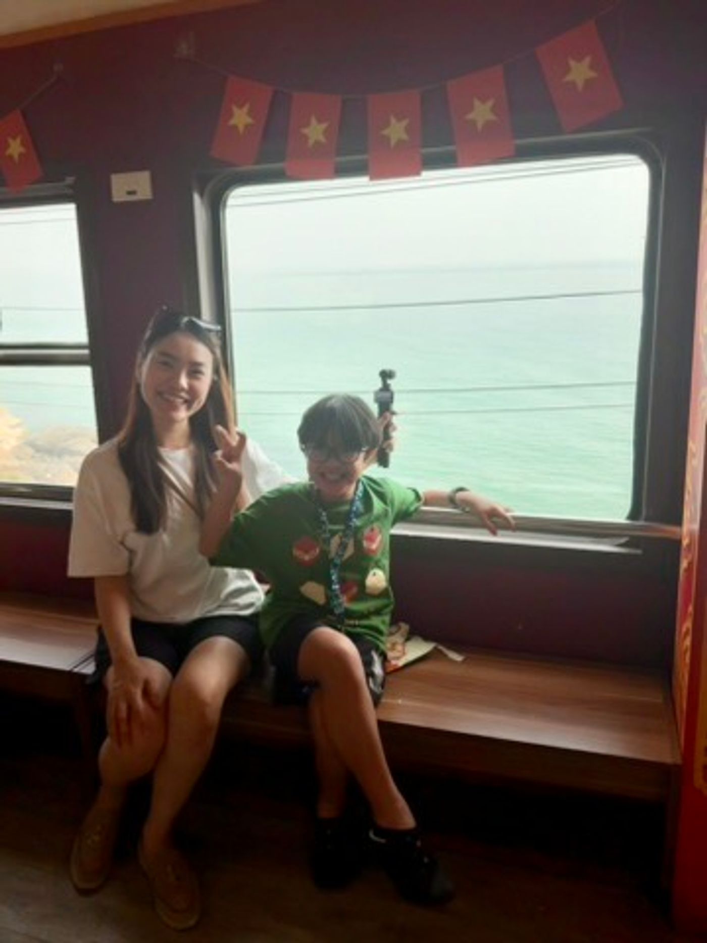Bên trong toa Tàu Di Sản nhìn ra biển