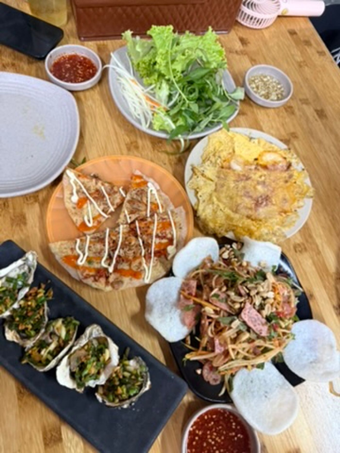 Bánh ép Huế ăn kèm rau sống và nước chấm