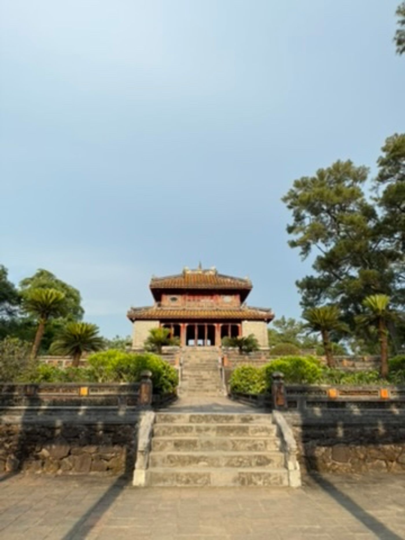 Điện thờ giữa rừng thông tại Lăng Minh Mạng