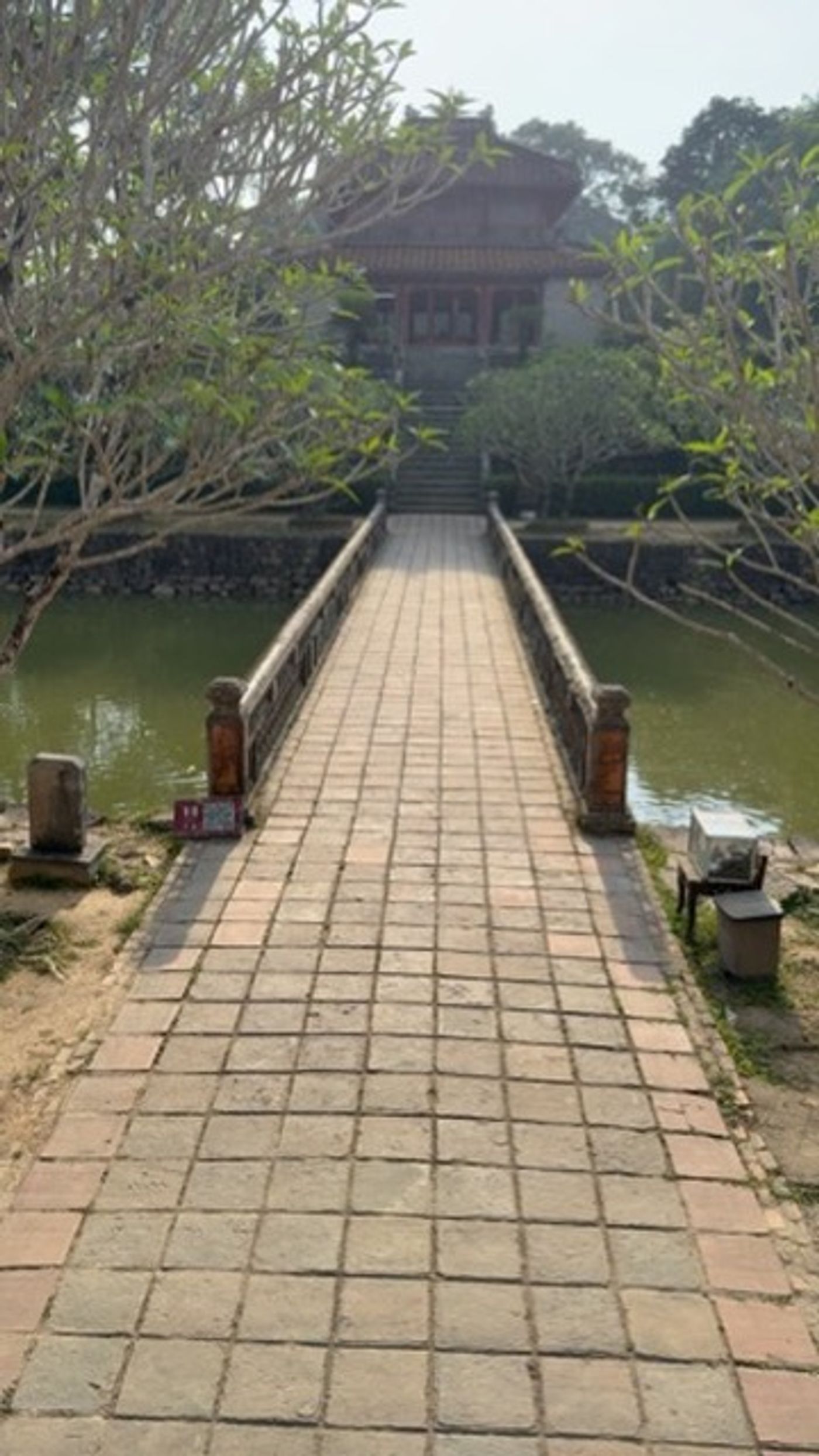 Cây cầu đá dẫn vào Lăng Minh Mạng