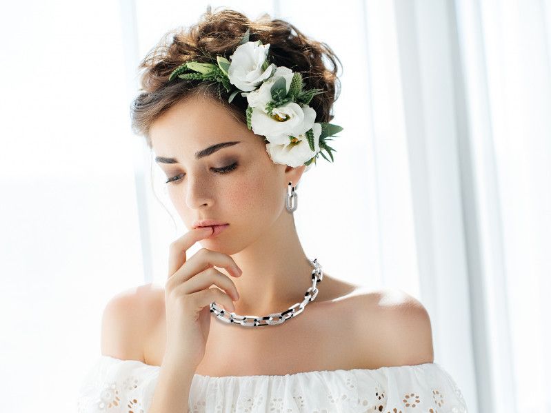 modella con collana e orecchini giordana castellan