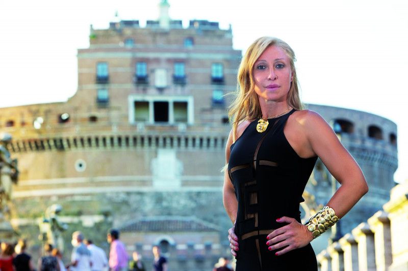 modella con collana e bracciale cristiana perali