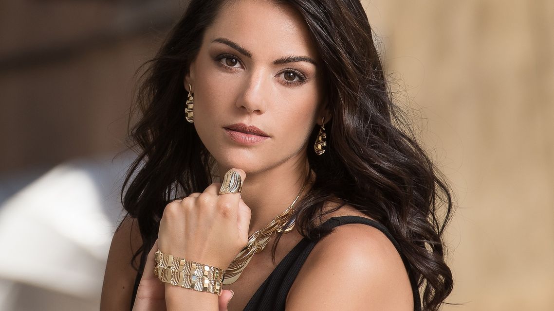 model with earrigs, bracelet, ring and necklace
