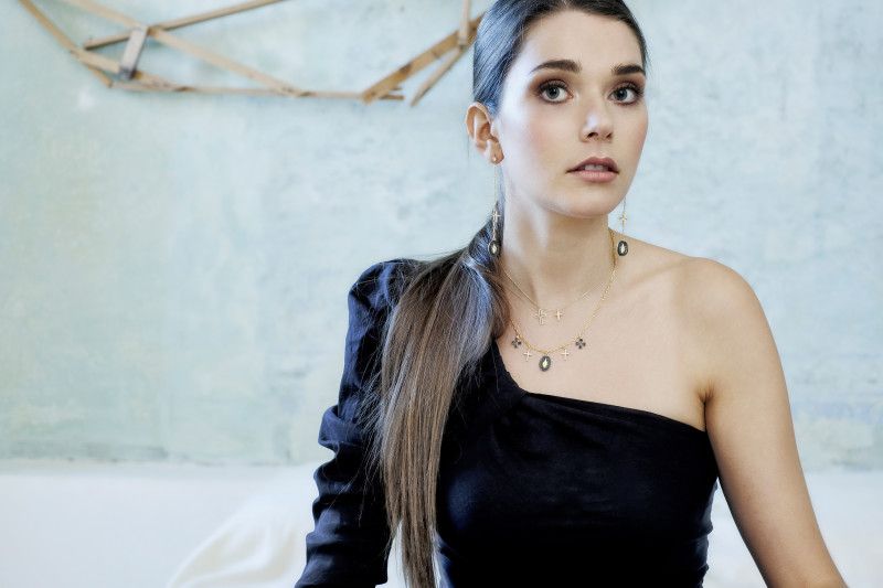 modella con orecchini e collana dv italy
