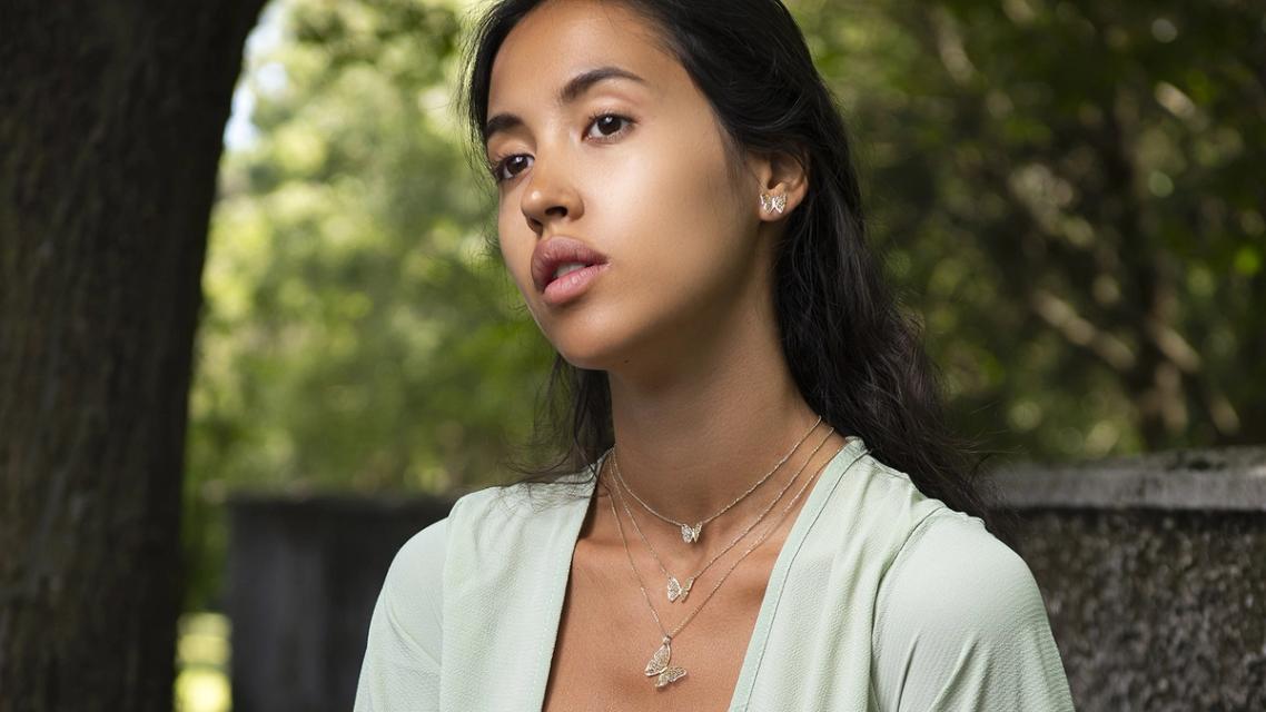 model with earrigs and necklace