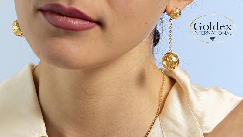 modella con orecchini e collana goldex international