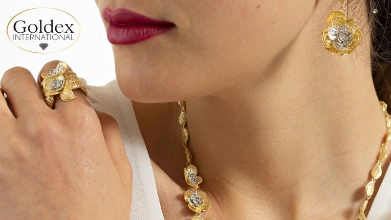 modella con orecchini, anello e collana goldex international