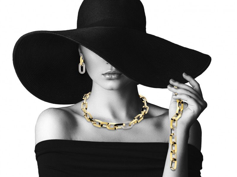 modella con bracciali, collana e orecchini giordana castellan