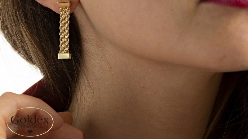 modella con orecchini goldex international