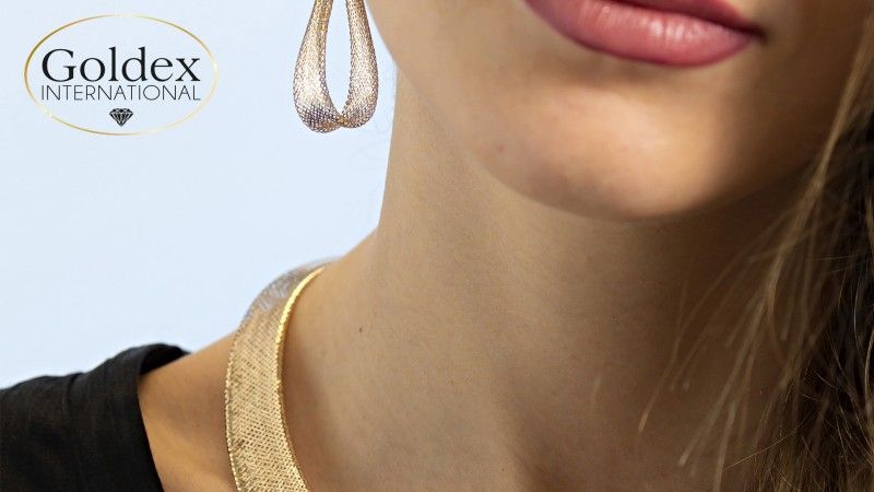 modella con orecchini e collana goldex international