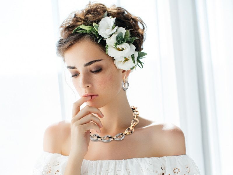 modella con collana e orecchini giordana castellan