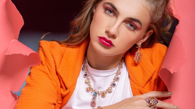 modella con collana, anelli e orecchini by simon italy