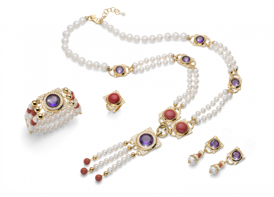 set of jewels with pearls, golden details and precious colored stones