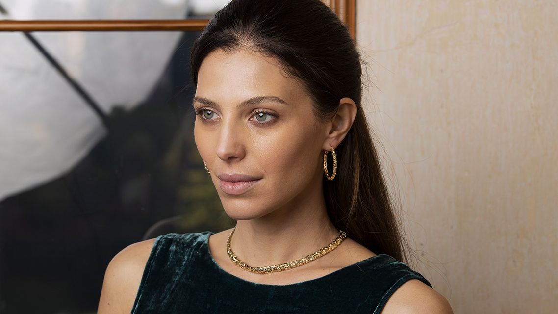 model with earrigs and necklace