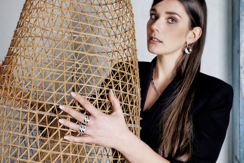 modella con orecchini, anelli e collana dv italy