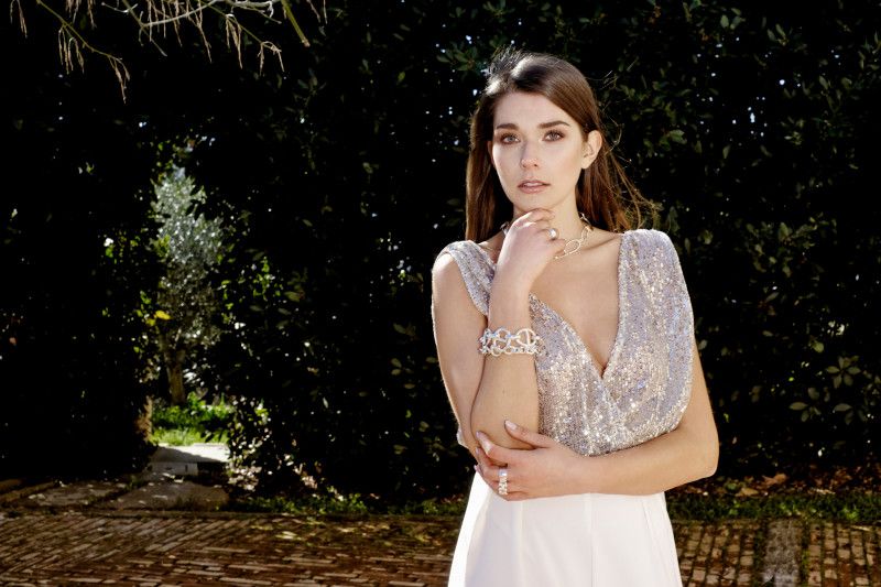 modella con bracciale, anelli e collana dv italy