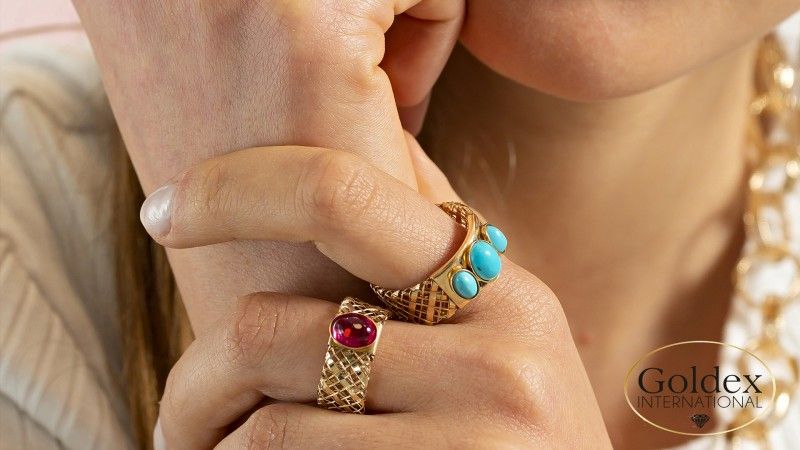 modella con anelli goldex international
