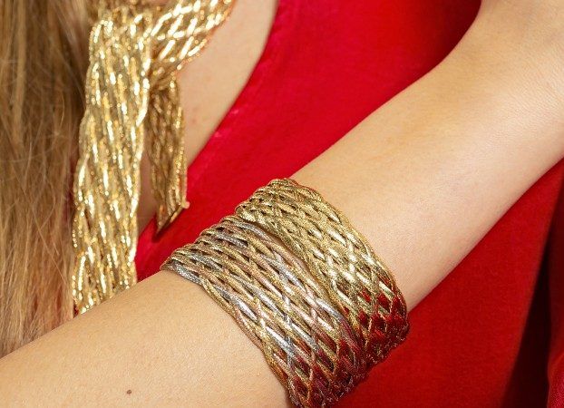 modella con bracciale goldex international