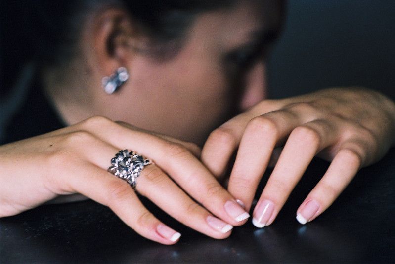 modella con orecchini e bracciale giuliana di franco