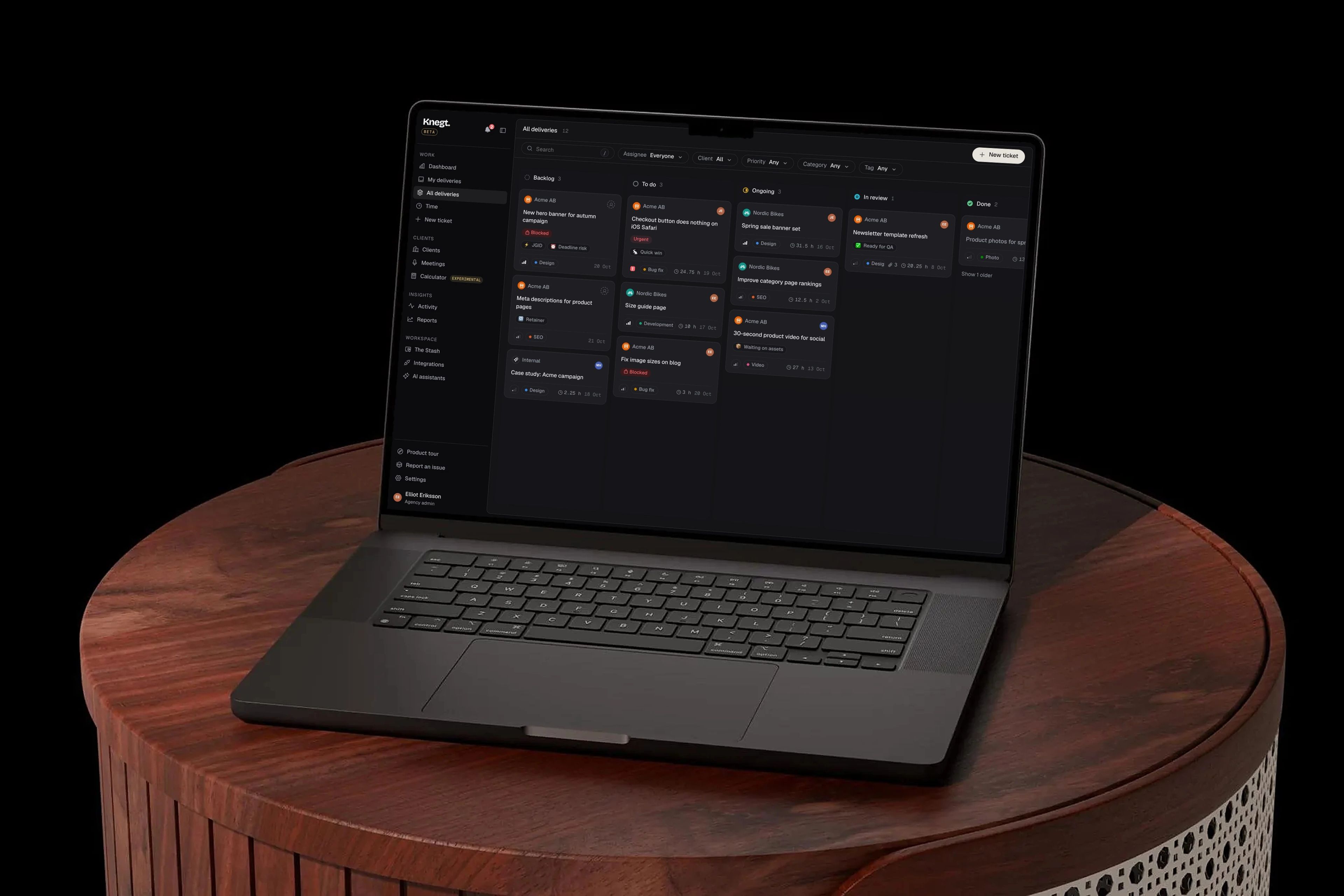 The agency board in Knegt on a MacBook on a round wooden table