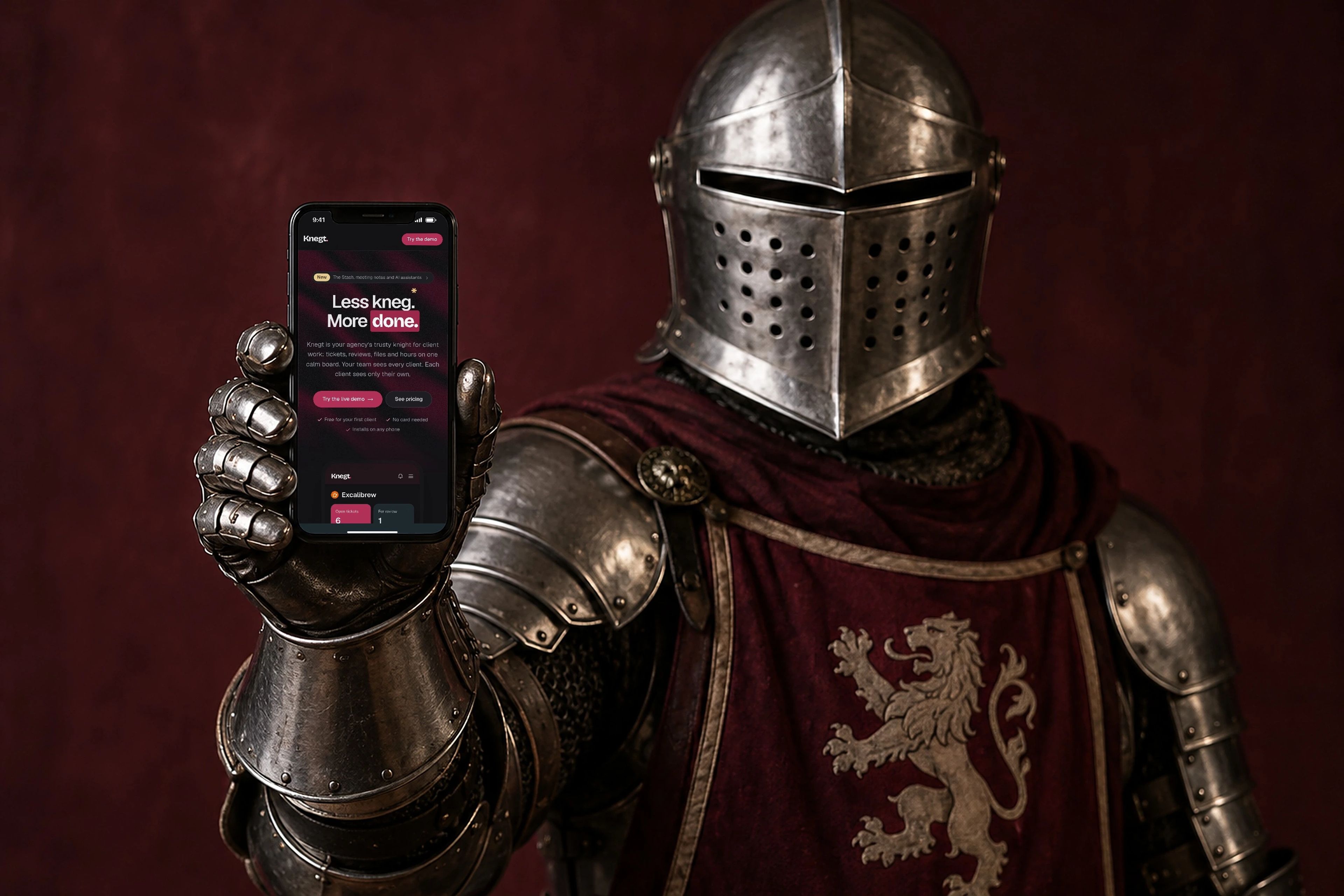A knight in plate armour and a burgundy surcoat holding up a phone showing Knegt's landing page