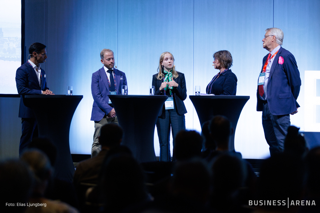 Julia Malmsten deltog i ett panelsamtal om Stockholms stads mål för bostadsbyggande. Foto: Elias Ljungberg/Business Arena.